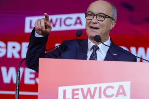 Włodzimierz Czarzasty, lider Lewicy, przemawia, wskazując palcem. Jego retoryka podkreśla, jak utrzymał władzę w nowej lewicy, budując silną pozycję.