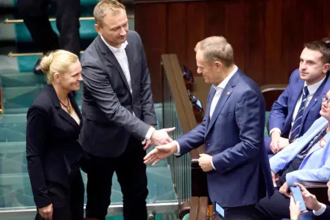 Maciej Rembarz, partner Barbary Nowackiej, wita się z Donaldem Tuskiem w Sejmie.