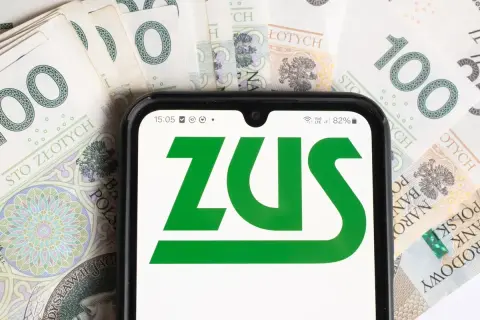 Telefon z logo ZUS na tle banknotów 100 zł. Czy to zapowiedź zmian w 800 plus?