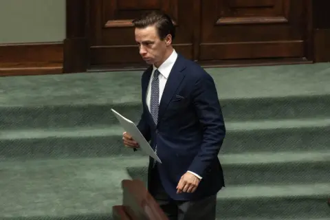 Wicemarszałek Krzysztof Bosak z dokumentami w ręku, podsumowuje pracę w prezydium Sejmu.