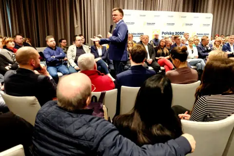 Mężczyzna przemawia do zebranych, prezentując postulaty dla małych i średnich przedsiębiorców w ramach projektu Polska 2050.