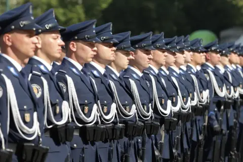Ustawieni w szeregu policjanci w galowych mundurach. Czy to zapowiedź reformy policji i służb mundurowych w ramach koalicji obywatelskiej?
