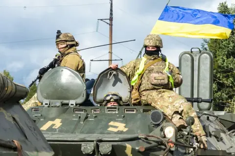 Żołnierze na transporterze z flagą Ukrainy. To obrazuje stosunek Konfederacji do wojny na Ukrainie i pomocy uchodźcom.