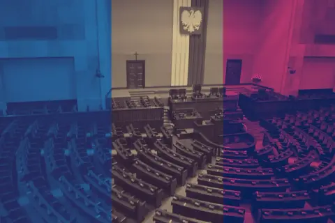 Puste ławy sejmowe, podzielone kolorami symbolizującymi różnice programowe między lewicą a Koalicją Obywatelską.