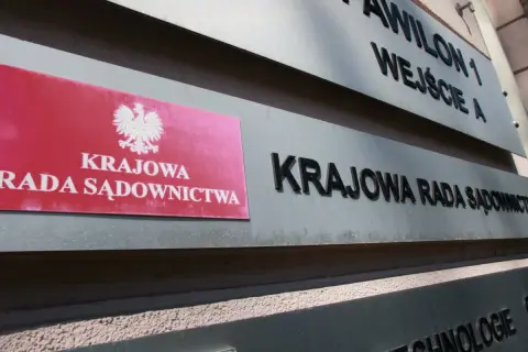 Tablica Krajowej Rady Sądownictwa. Koalicja Obywatelska zapowiada zmiany w KRS, by przywrócić praworządność.