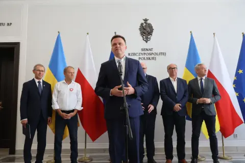 Pakt senacki Koalicji Obywatelskiej, jak wpłynął na układ sił? Politycy na tle flag Polski i Ukrainy.