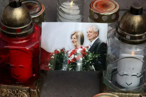 Pamięć o ofiarach katastrofy smoleńskiej. Zdjęcie pary prezydenckiej z kwiatami, otoczone zniczami. Ile kosztowało utrzymanie komisji smoleńskiej Macierewicza?