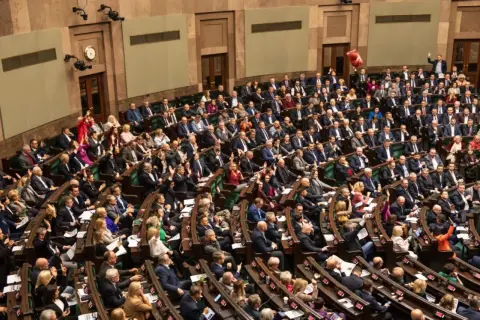 Posłowie Polski 2050 głosują w sprawie aborcji. Widać podniesione ręce i debatę w Sejmie.