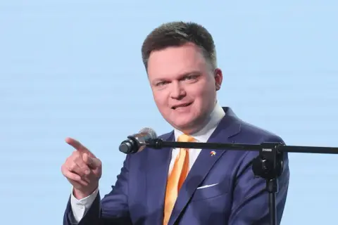 Ile wzrostu ma Szymon Hołownia? Zaskakujące fakty o polityku