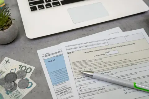 Zeznanie PIT-37, polskie banknoty i monety. Czas na rozliczenie podatku i ewentualną dopłatę.