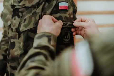 Konfederacja a obowiązkowa służba wojskowa: liderzy dyskutują o przyszłości obronności.