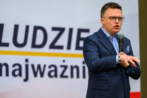 Szymon Hołownia przemawia, podkreślając, że "ludzie są najważniejsi". Jego start w wyborach prezydenckich realne szanse budzi nadzieję.