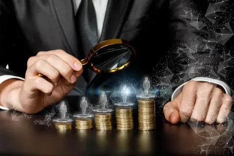 Analiza zarobków: mężczyzna w garniturze z lupą bada stosy monet, na których widnieją sylwetki ludzi. Czy to odpowiedź na pytanie, ile zarabia prokurator?
