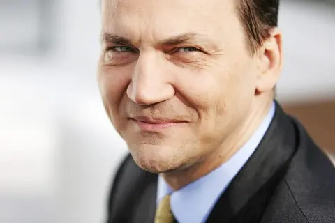 Portret mężczyzny w garniturze. Czy to pierwsza żona Radosława Sikorskiego?