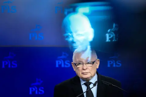Jarosław Kaczyński w otoczeniu logo PiS, z widmem na tle. Czy to symbolizuje jakie błędy popełnił PiS w kampanii wyborczej?