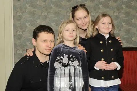 Dominika Chorosińska z rodziną. Uśmiechnięty mężczyzna, kobieta i dwie dziewczynki pozują do zdjęcia.