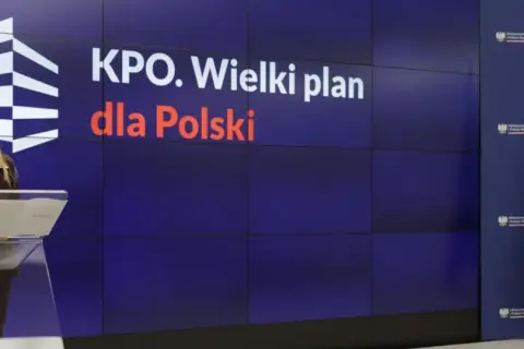 Kobieta przemawia na tle hasła "KPO. Wielki plan dla Polski". Koalicja Obywatelska walczy o odblokowanie środków z KPO.
