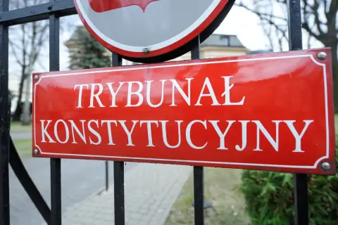 Tablica "Trybunał Konstytucyjny" na tle bramy. Symbol zmian w krs i trybunale konstytucyjnym za PIS.