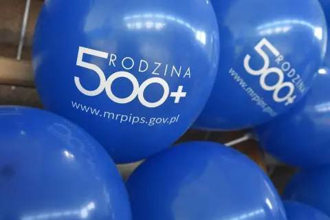 Niebieskie balony z napisem "Rodzina 500+" i adresem strony www.mrpips.gov.pl. Symbolizują skuteczność programów polityki demograficznej PiS.