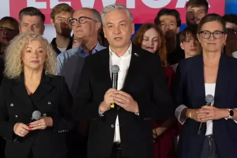 Kryzys wizerunkowy lewicy: dlaczego notowania partii wciąż spadają? Liderzy partii z mikrofonami na tle zwolenników.