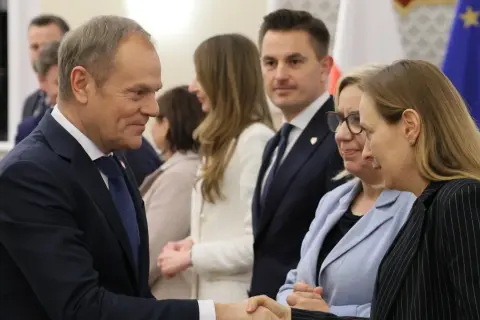 Donald Tusk ściska dłoń, Polska 2050 i Koalicja Obywatelska rywalizują o centrowy elektorat.