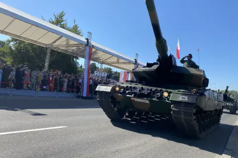 Czołg na paradzie wojskowej, symbol nowoczesnej armii, jak partia Polska 2050 widzi modernizację polskiej armii.