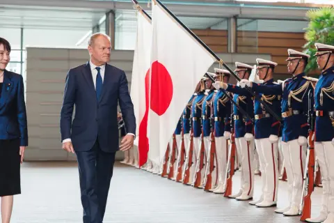Uroczyste powitanie w Japonii. Donald Tusk i japońska delegacja w asyście honorowej.