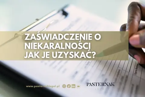 Zaświadczenie o niekaralności: jak je uzyskać? Dłoń z długopisem nad dokumentem.