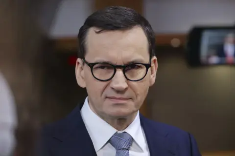 Mateusz Morawiecki w okularach, w garniturze. Dyskutuje o tym, wakacje kredytowe PIS dla kogo były korzystne.