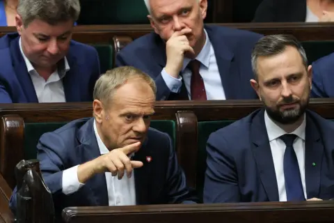Donald Tusk wskazuje palcem, omawiając reforma trybunału konstytucyjnego, plan koalicji obywatelskiej.