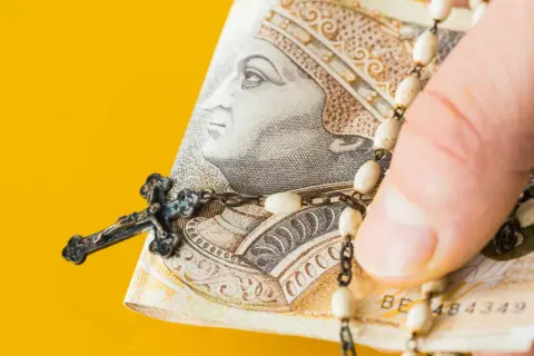 Różaniec na banknocie. Analiza sprawozdań PKW: kto realnie finansuje Konfederację?