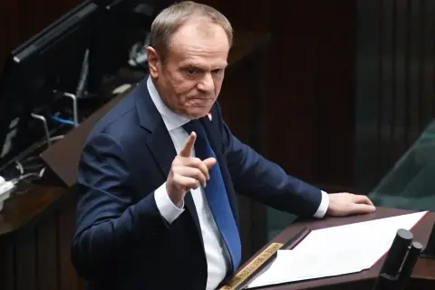 Donald Tusk przemawia, podkreślając znaczenie praw kobiet i ustawy o aborcji dla Koalicji Obywatelskiej.