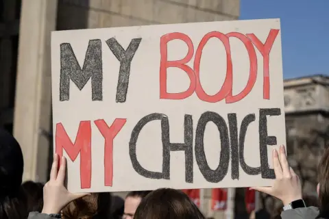 Protest przeciwko Konfederacji i prawom kobiet. Transparent "My Body, My Choice" wyraża sprzeciw wobec całkowitego zakazu aborcji i jego konsekwencji.