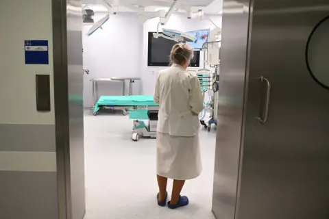 Pielęgniarka w sali operacyjnej, czekająca na nowe podwyżki dla pielęgniarek najnowsze wiadomości.