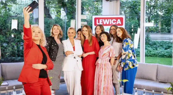 Kobiety z Lewicy, reprezentujące frakcję S&D, pozują do selfie. Ich przynależność do europarlamentu i kluczowe głosowania są kluczowe dla przyszłości.