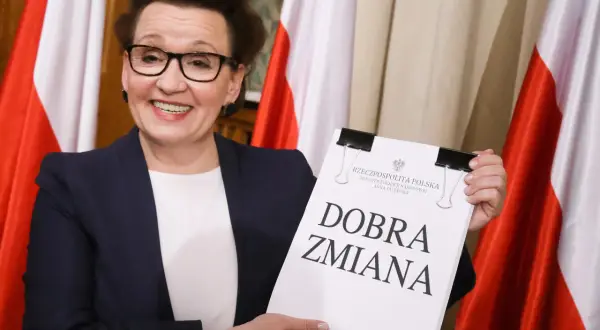 Anna Zalewska prezentuje dokument "Dobra Zmiana", który może dotyczyć reformy edukacji pis, jej wad i zalet.