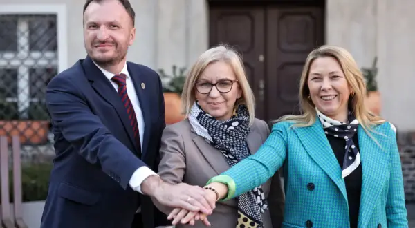 Trzy osoby z Polską 2050 łączą dłonie. Dowiedz się, jak dołączyć do struktur lokalnych partii Polska 2050.