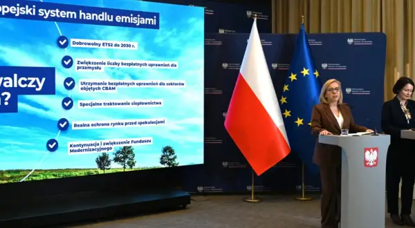 Ministerstwo Klimatu i Środowiska: Polska 2050 stawia wyzwania w handlu emisjami. Dwie kobiety przy mównicach, flagi Polski i UE.