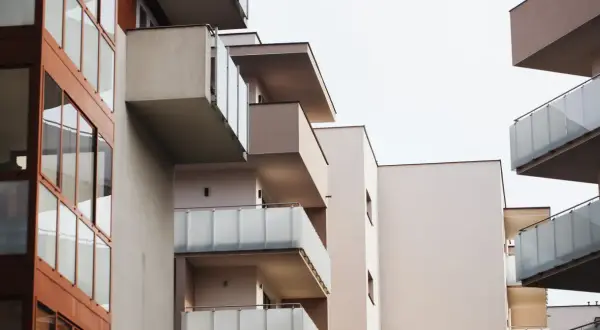 Nowoczesne balkony i okna w budynku mieszkalnym. Konfederacja proponuje program mieszkaniowy: deregulacja zamiast dopłat.