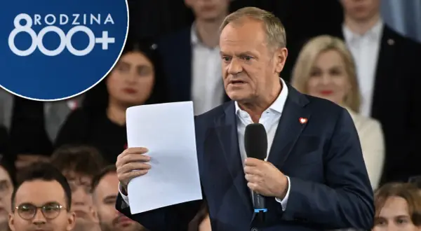 Donald Tusk przemawia, a w tle widnieje logo "Rodzina 800+". Czy Koalicja Obywatelska planuje zlikwidować 800 plus?