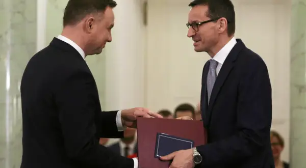 Prezydent Duda wręcza dokument premierowi Morawieckiemu. Czy to zapowiedź zmian na giełdzie?