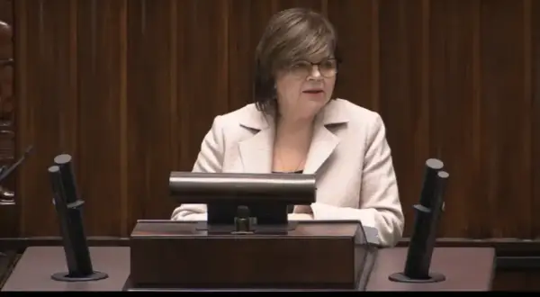 Kobieta w jasnej marynarce przemawia w sali sejmowej. Dyskusja o tym, jak rządy PiS wpłynęły na system ochrony zdrowia.