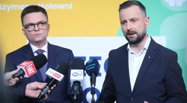 Szymon Hołownia i Włodzimierz Czarzasty przed mikrofonami mediów. Czy to wyjaśnia, dlaczego spada poparcie dla Polska 2050 w sondażach?