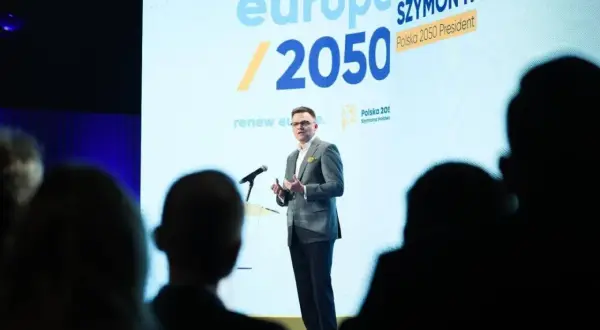 Szymon Hołownia przemawia na tle hasła "Polska 2050", omawiając stosunek do UE i przyjęcia euro.