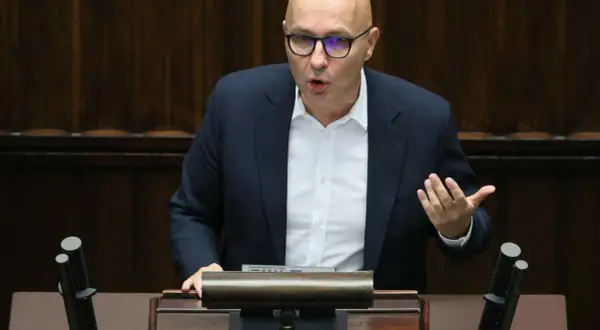 Mężczyzna w okularach przemawia, wyjaśniając, jak Koalicja Obywatelska planuje uzdrowić spółki skarbu państwa.