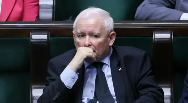 Jarosław Kaczyński w zamyśleniu, jak pis finansował kampanie wyborcze.