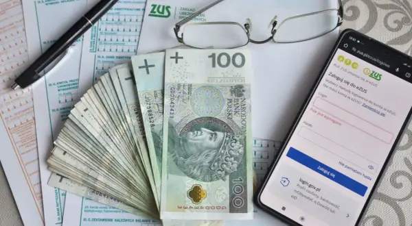 Pieniądze, dokumenty ZUS i telefon z zalogowanym portalem e-ZUS. Czy umowa zlecenie wlicza się do emerytury? Sprawdź na eZUS.