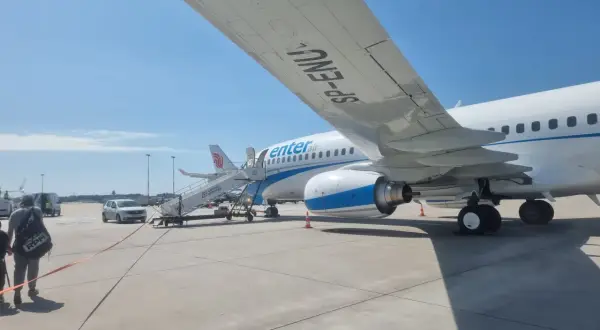 Samolot Enter Air na płycie lotniska, gotowy do startu. Kontrola graniczna za nami, czas na podróż.
