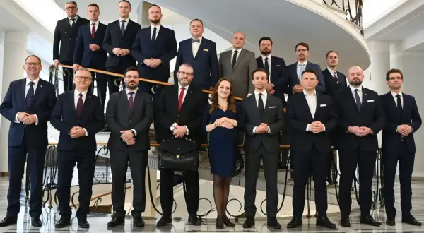 Kto jest liderem konfederacji? Poznaj kluczowe postacie w partii