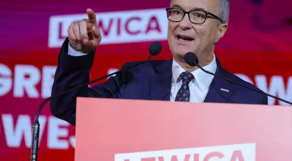 Włodzimierz Czarzasty, lider Lewicy, przemawia, wskazując palcem. Jego retoryka podkreśla, jak utrzymał władzę w nowej lewicy, budując silną pozycję.